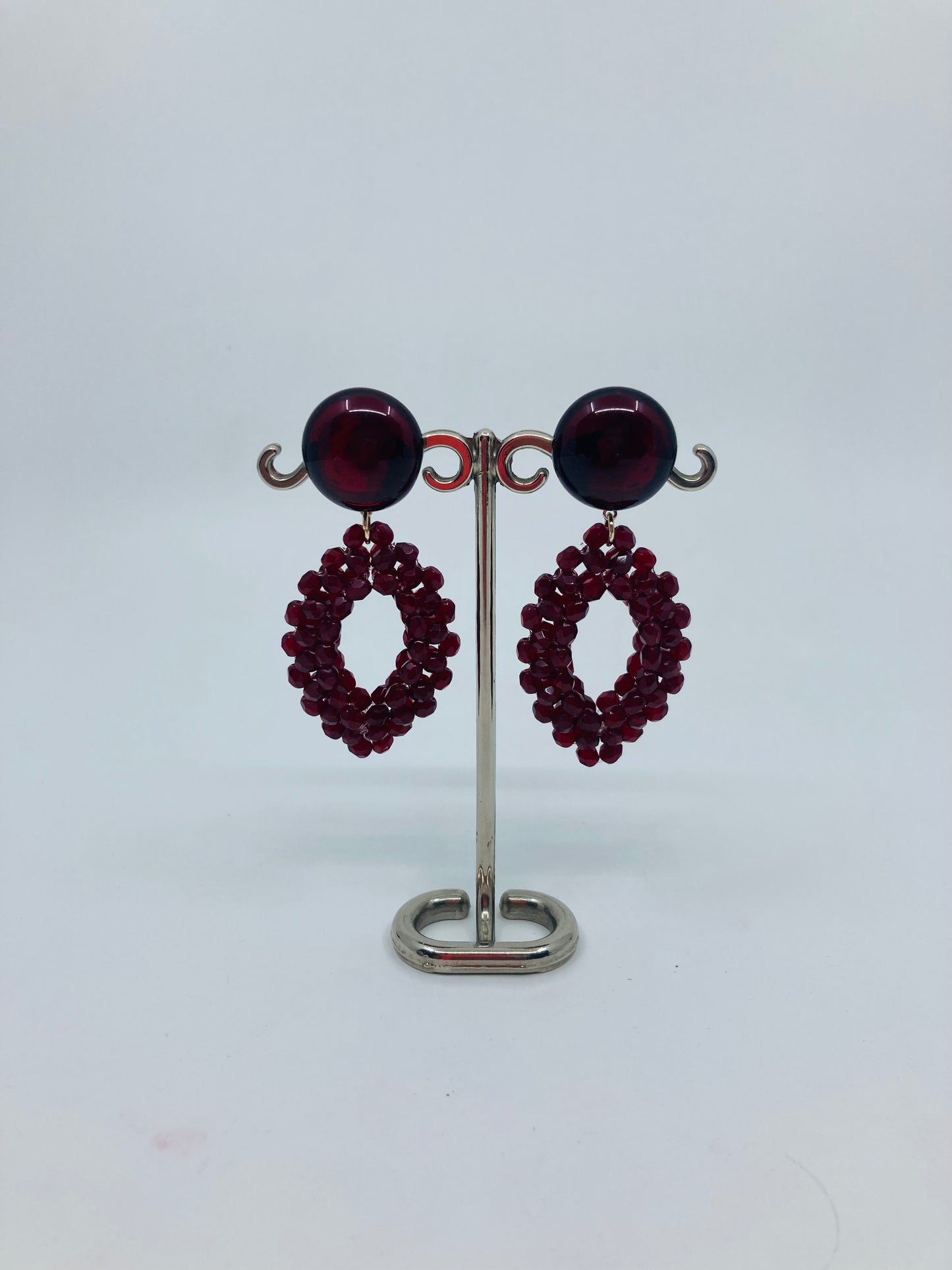 Ohrclips mit handgewebten Spitzovalen aus Glas