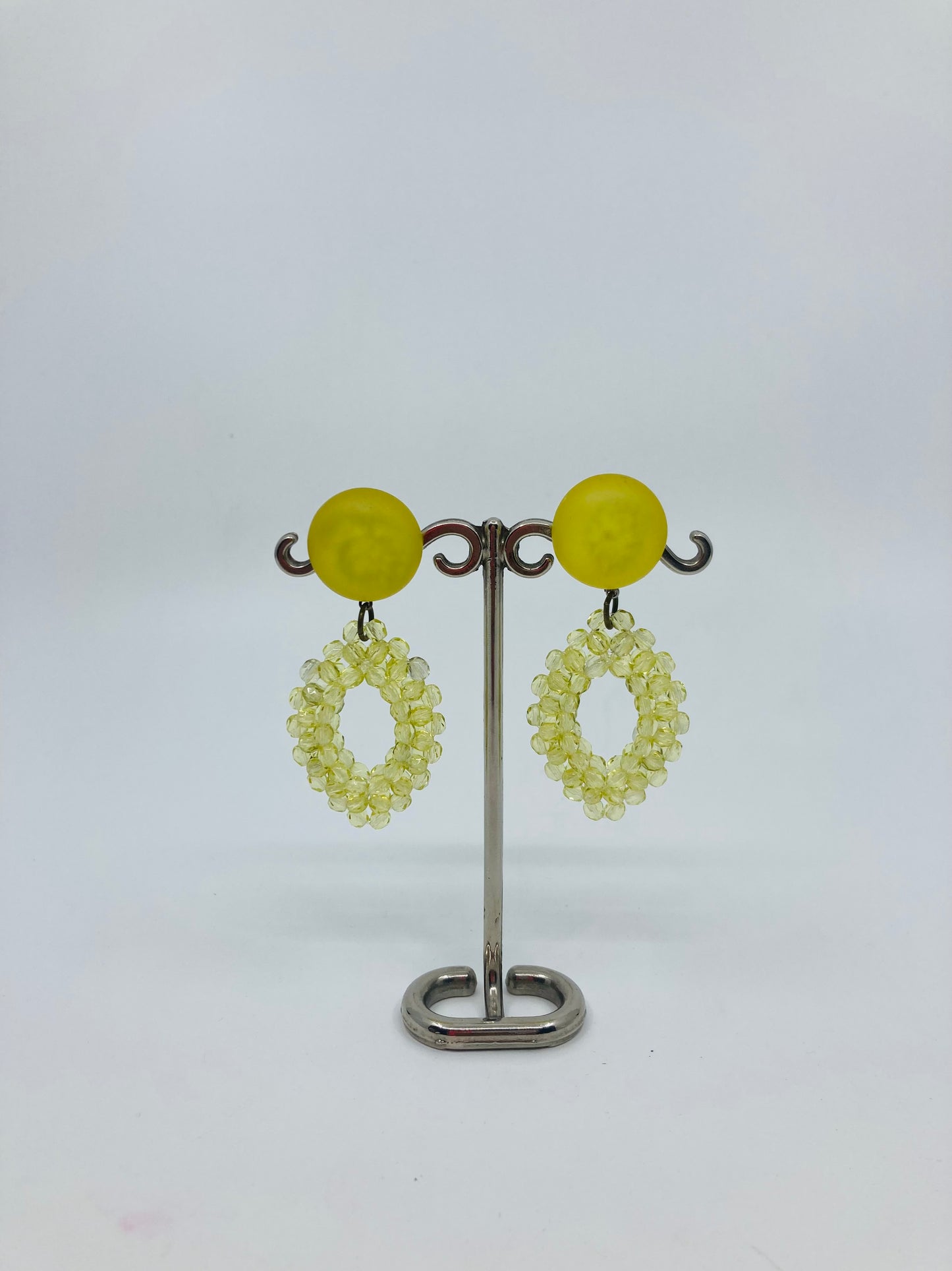 Ohrclips mit handgewebten Spitzovalen aus Glas